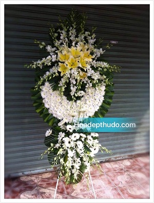 Vòng hoa kiểu sài gòn màu trắng được cắm đẹp tại Hà Nội