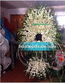 Lẵng hoa trắng dành cho viếng người mất trẻ tuổi chưa lập gia đình