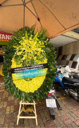 Vòng hoa ovan kiểu miền nam 100% lan vàng thái cắm đẹp nhất ở Hà Nội